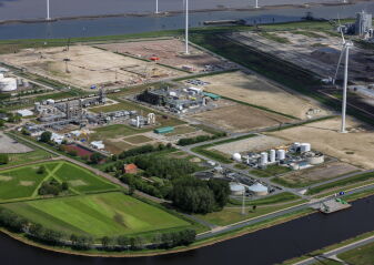 Luftaufnahme des Chemieparks Delfzijl in den Niederlanden, wo auch die neue Anlage von BioBTX entstehen soll.