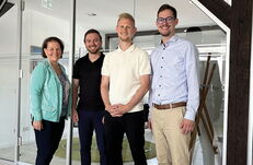 Eine Vertreterin und zwei Vertreter der RIGK gemeinsam mit einem Manager der Berlin Packaging Rixius beim Kick-off des gemeinsamen Projekts in Wiesbaden.