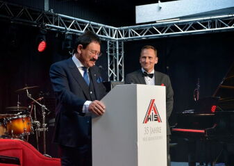 Firmengründer der WIS Kunststoffe GmbH Siegmar Römhild und sein Sohn Daniel Röhmhild bei der feierlichen Staffelübergabe zum 35jährigen Firmenjubiläum